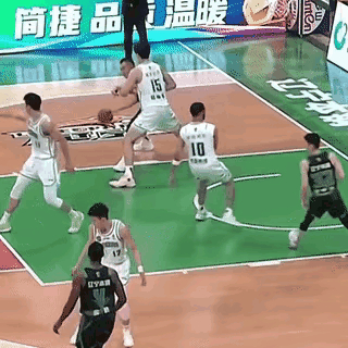 比赛中球员的进攻和防守之间的激烈对抗