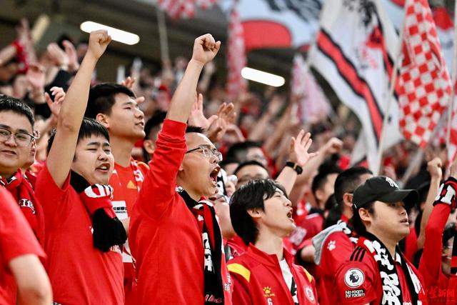 足球比赛直播现场，精彩回放引无数观众入场