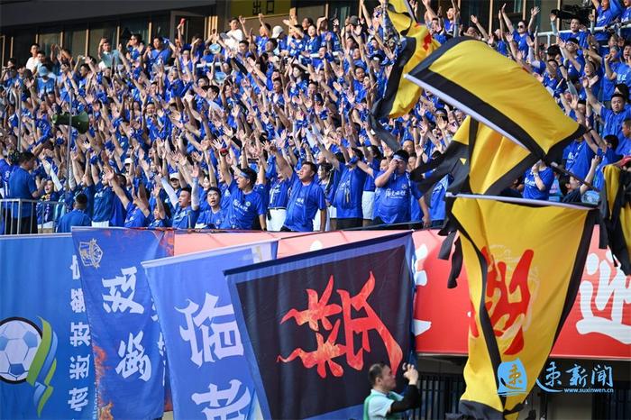 足球比赛场内外戏剧化，球迷心理戏愈发丰富的简单介绍