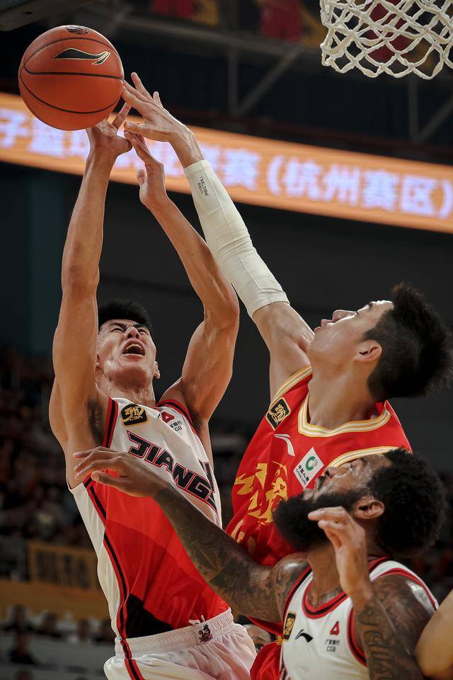 浙江男篮在比赛中展现出团队正气，轻松取胜