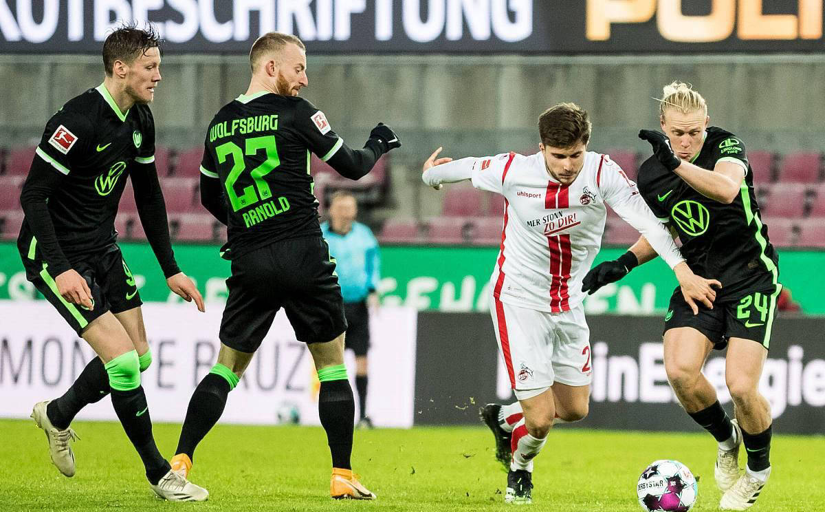 包含沃尔夫斯堡客场出击，逼近前四名的词条