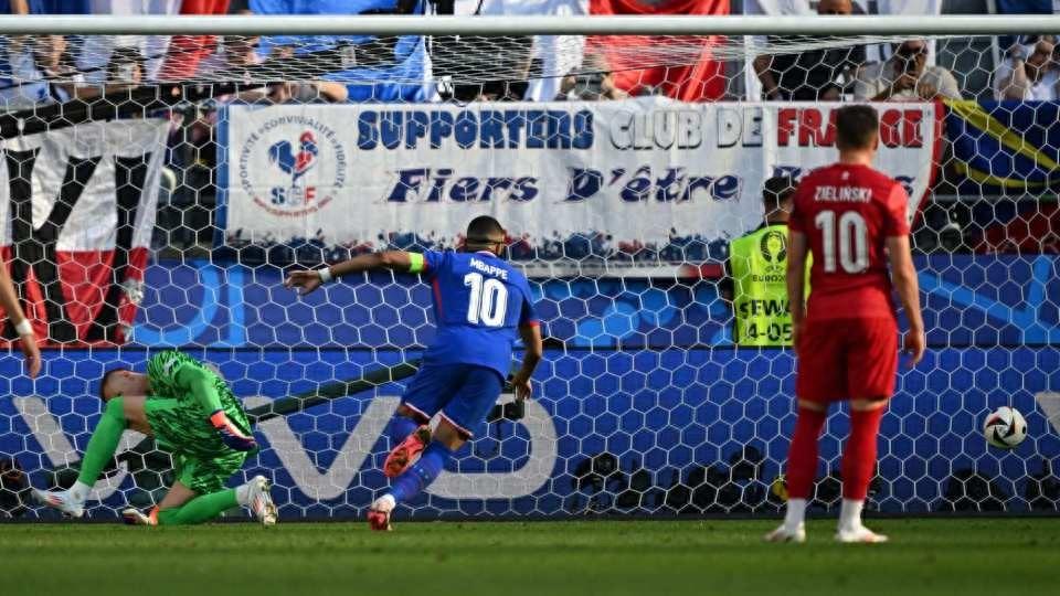 包含顶尖球队实力对抗，欧洲赛事争夺瞩目的词条