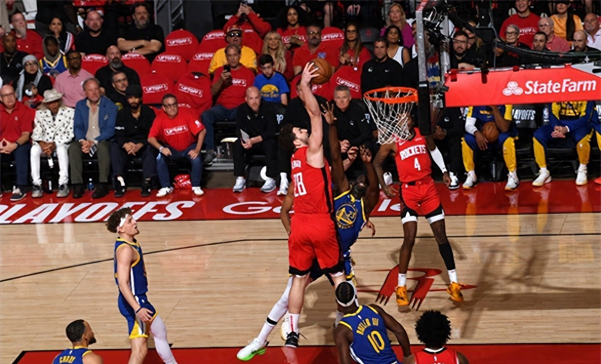 热血激战场面激动人心球员拼尽全力的简单介绍