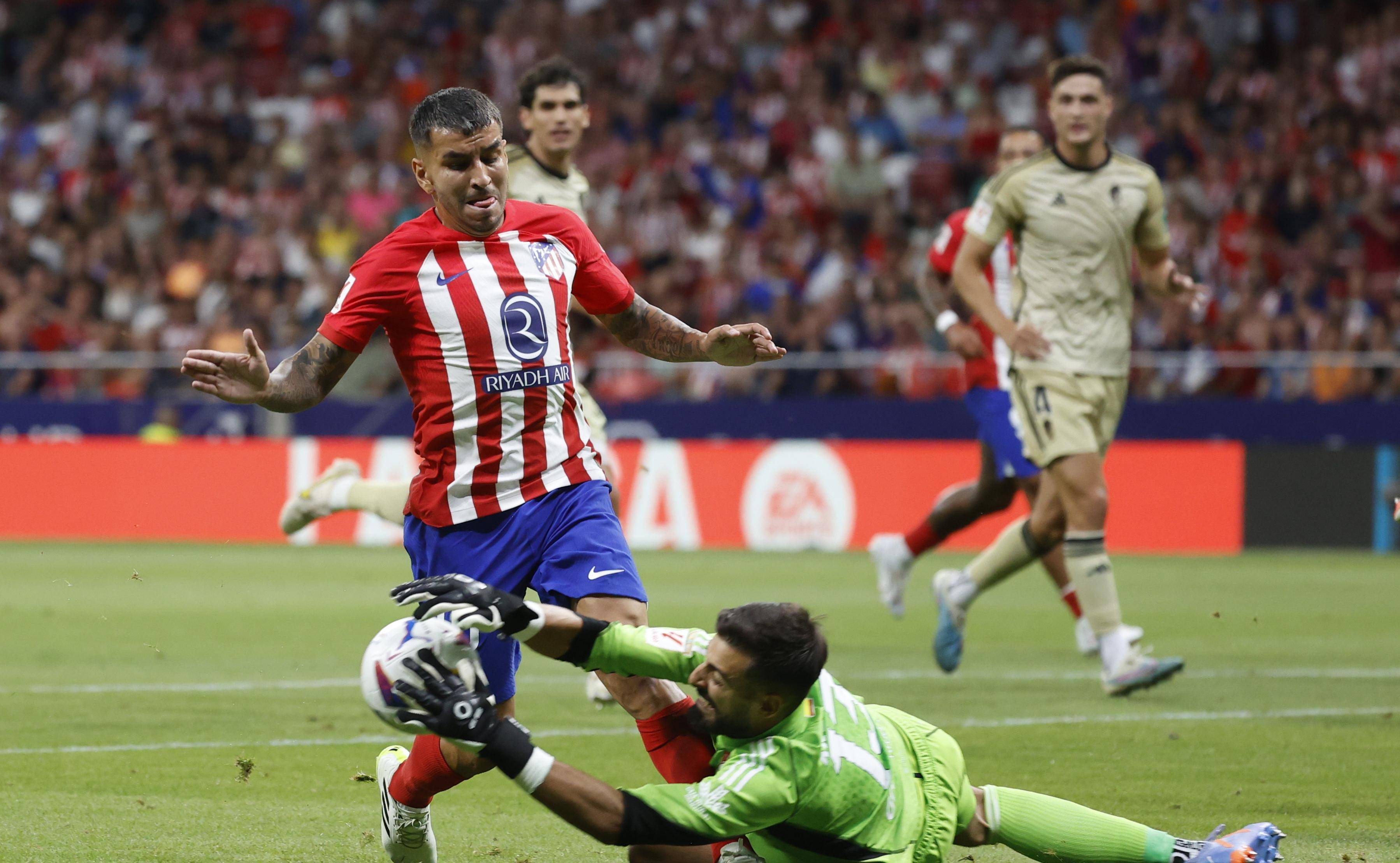 格拉纳达门将神勇扑救，阻止对手攻破球门