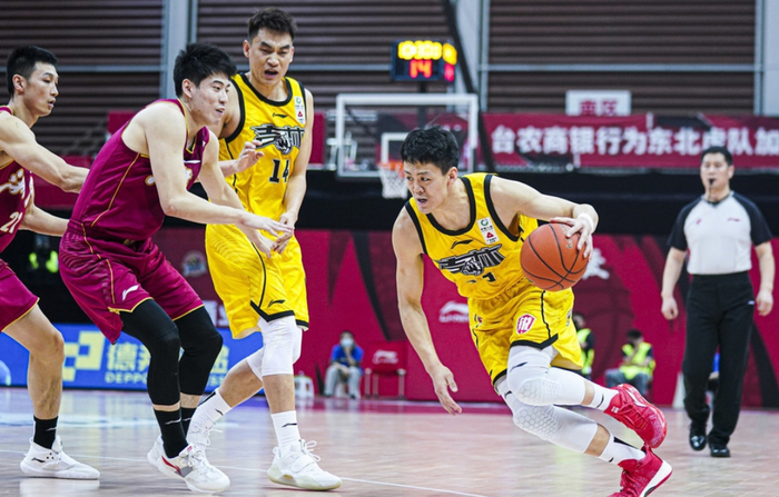 开云体育官网入口-重庆队惊险逆转取胜，豪取三连胜开启上升模式的简单介绍